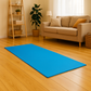 Tapis de yoga bleu 6 mm déroulé sur sol clair, espace avec un décor zen et détendu