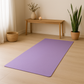 Tapis de yoga violet 6 mm totalement déroulé dans une maison apaisante